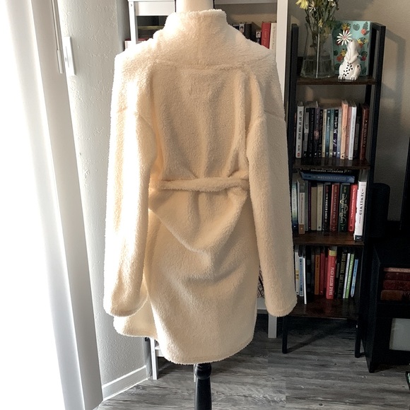 Fluffy Robe | White - Picture 2 of 5